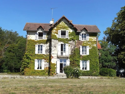 Ancien Pavillon de Chasse Situé Dans une Campagne Paisible .