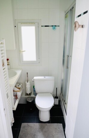 Hårføner, håndklær, såpe og sjampo
