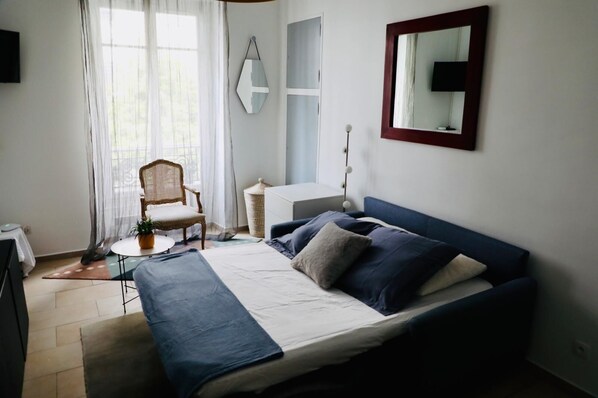 2 bedrooms, desk, iron/ironing board, travel cot