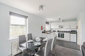 Kühlschrank, Mikrowelle, Ofen, Geschirrspüler