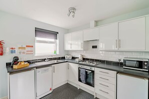 冷蔵庫、電子レンジ、オーブン、食器洗い機