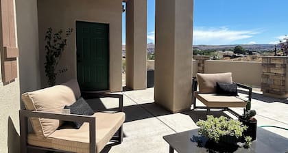 Relaxing Casita with 100’ of RV parking. SxS rentals available too! Views ofZion