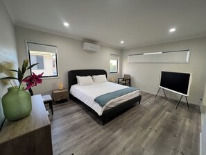 4 bedrooms, iron/ironing board, WiFi, bed sheets