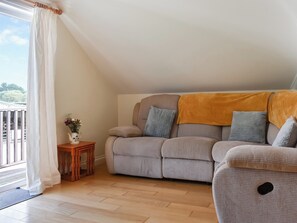 Living area - 3 bedroom accommodation in St Austell (St Austell)