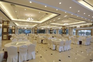 Indoor wedding - Vienna International Hotel (Mount Emei Crystal Plaza Hotel) (Emeishan)