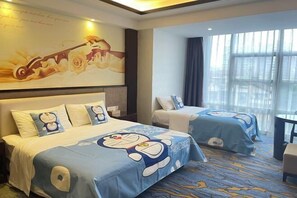A hotel room with two beds, a large window, and a wall mural. - Vienna International Hotel (Mount Emei Crystal Plaza Hotel) (Emeishan City)