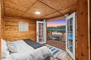 2 slaapkamers, een bureau, een strijkplank/strijkijzer, reisbedje