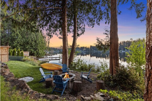 Woodsy Lakefront Cabin - Hot Tub, Kayak, Fire Pit - Family & Romantic Getaways