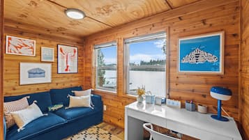 Älytelevisio, takka, kirjoja, tietokoneen näyttö