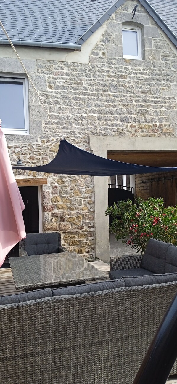 Outdoor dining - Gîte Pour 2 Personnes à 900m de la mer (Hauteville-sur-Mer)