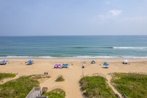 Sun loungers, beach towels - New Nags Head remodel! Heated pool - hot tub- fire pit. Steps to beach. Dogs ok. (Nags Head)