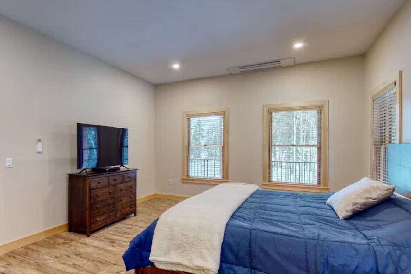 4 多间卧室、办公桌、免费 WiFi、床单