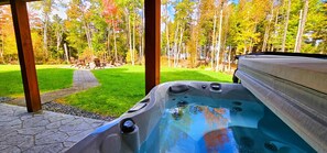 Outdoor spa tub - Wicked Moose Cabin* Waterfront*Sleeps 12* Hottub* (Beaver Cove)