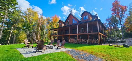 Wicked Moose Cabin* Waterfront*Sleeps 12* Hottub*