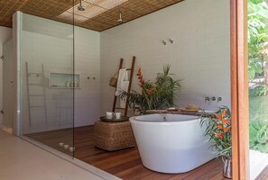 Shower, jetted bath, hair dryer, towels