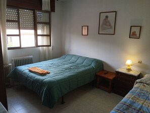 1 habitación, tabla de planchar con plancha, wifi gratis y ropa de cama