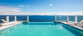 Private Oceanfront Luxury Villa, Infinity Pool, Gym, Short Walk to Sandy Beach