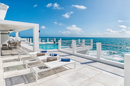 Private Oceanfront Luxury Villa, Infinity Pool, Gym, Short Walk to Sandy Beach