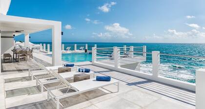 Private Oceanfront Luxury Villa, Infinity Pool, Gym, Short Walk to Sandy Beach