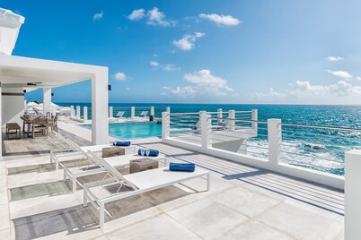 Private Oceanfront Luxury Villa, Infinity Pool, Gym, Short Walk to Sandy Beach
