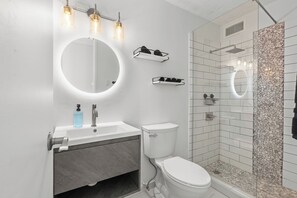 Sèche-cheveux, serviettes fournies, savon, papier toilette