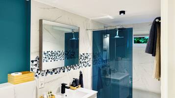 Douche, sĂšche-cheveux, serviettes fournies, savon