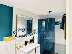 Ducha, secador de pelo, toallas, jabón