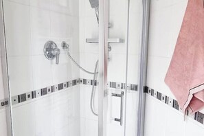 Dusj, hårføner, bidé og håndklær