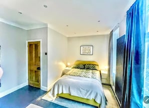 3 bedrooms, iron/ironing board, free WiFi, bed sheets - Shepherds Bush W12 Magical Townhouse nr Westfield (London)