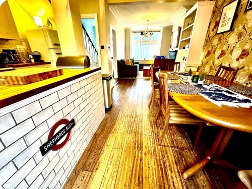 Shepherds Bush W12 Magical Townhouse nr Westfield