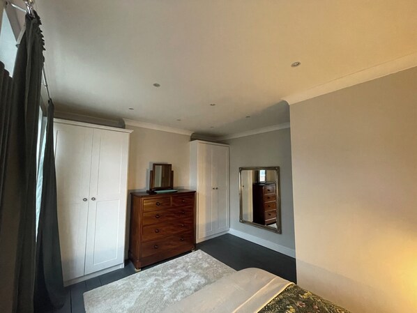 Casa | 3 dormitorios, tabla de planchar con plancha, wifi gratis y ropa de cama