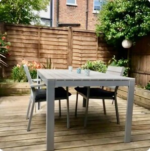 Outdoor dining - Shepherds Bush W12 Magical Townhouse nr Westfield (London)