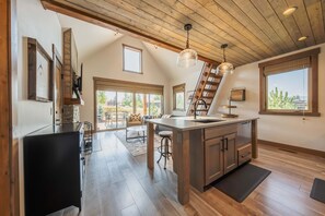 Hus, flere senger, spabadekar, fjellutsikt (Retreat at the Wilderness Club) | Innvendig