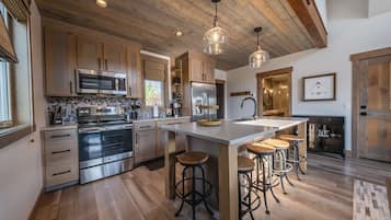 Rumah, Beberapa Tempat Tidur, hot tub, pemandangan gunung (Retreat at the Wilderness Club) | Dapur pribadi | Microwave, oven, kompor, dan mesin pencuci piring