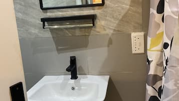 Een douche, een haardroger, een bidet, handdoeken