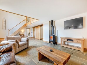 TV, fireplace - 4 bedroom accommodation in Whiteley Green, Macclesfield (Whiteley Green, Macclesfield)