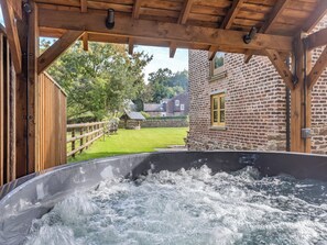 Outdoor spa tub - 4 bedroom accommodation in Whiteley Green, Macclesfield (Whiteley Green, Macclesfield)