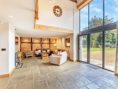 4 bedroom accommodation in Whiteley Green, Macclesfield
