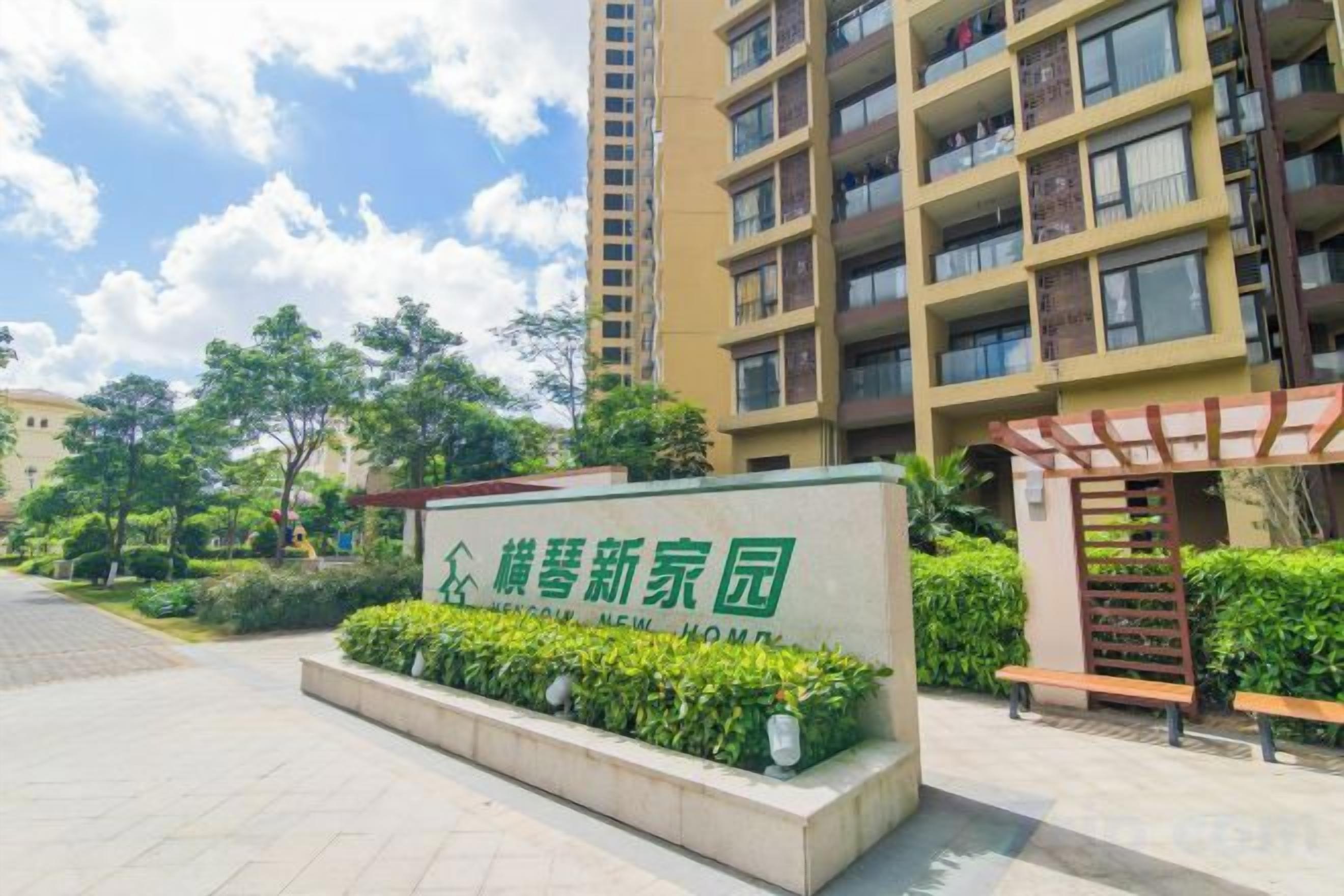 Un immeuble d’habitation portant une enseigne indiquant « Wangcai, nouveau chez-soi ».