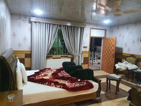 Deluxe Double Room | Soundproofing, iron/ironing board, free WiFi