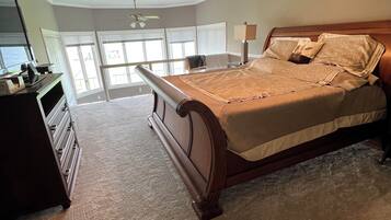 4 多间卧室、办公桌、熨斗/熨衣板、旅行婴儿床