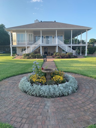 Spacious 4-BR, 3-bath, Lake Conroe waterfront home, Tri toon rental available.