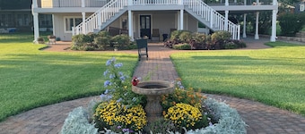 Spacious 4-BR, 3-bath, Lake Conroe waterfront home, Tri toon rental available.