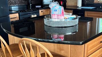 冰箱、微波炉、烤箱、炉灶