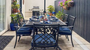 Outdoor dining - Cheerful & Clean 2 BR by the Bay. King Bed. Private Patio. Kid & Pet-Friendly.  (San Diego)