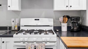 Private kitchen - Cheerful & Clean 2 BR by the Bay. King Bed. Private Patio. Kid & Pet-Friendly.  (San Diego)