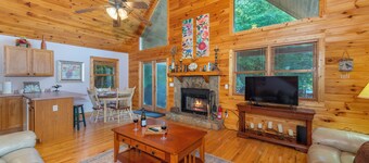 Hot Tub+River Views, Grill, Fireplace! Mtn Views, Private, 5 Min to Burnsville!