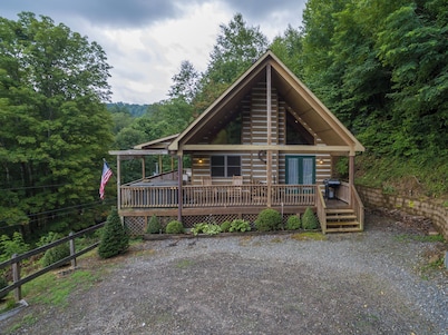 Hot Tub+River Views, Grill, Fireplace! Mtn Views, Private, 5 Min to Burnsville!