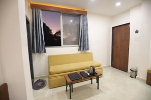 Peti besi dalam bilik, dihias secara berasingan, meja 