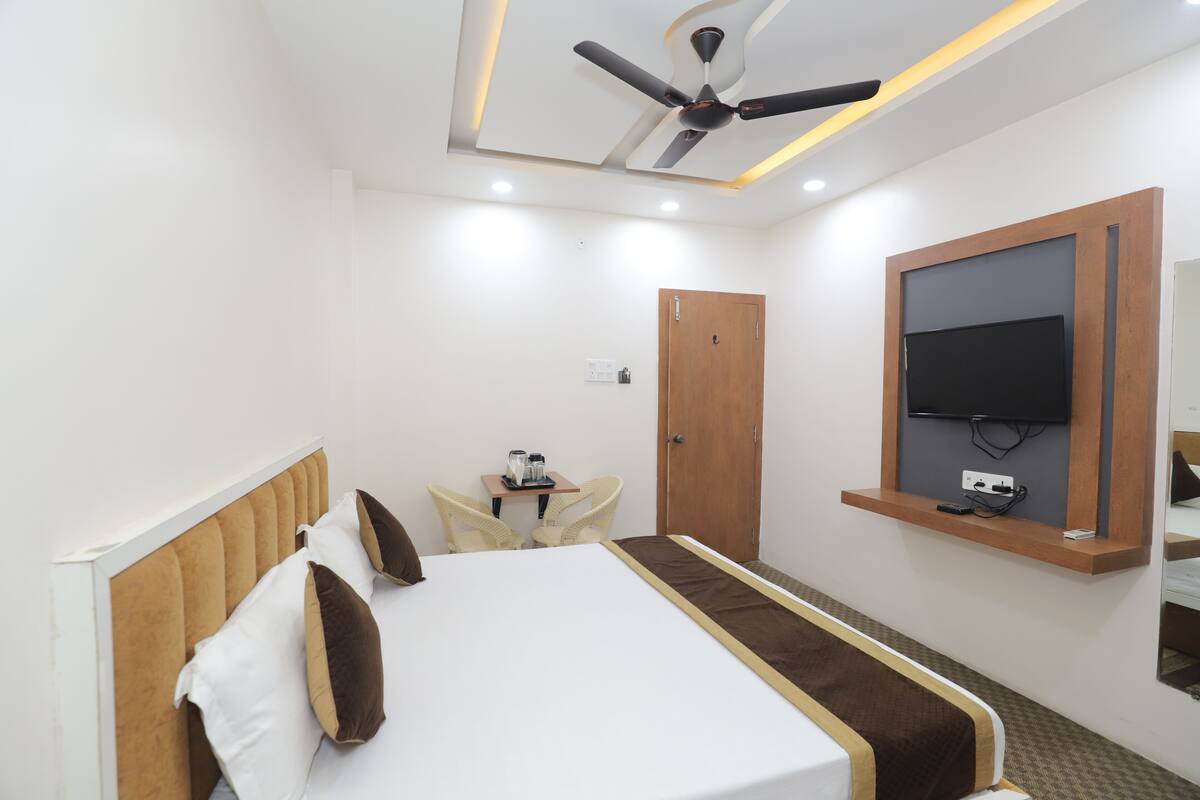 ห้องดีลักซ์ดับเบิล, วิวสวน | ตู้นิรภัยในห้องพัก, โต๊ะทำงาน, พื้นที่ทำงานแบบใช้แล็ปท็อป, ผ้าม่านกันแสง